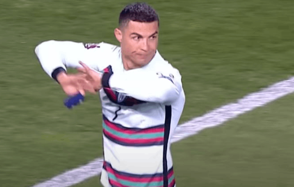 RONALDO U SEVILJI URADIO ISTO ŠTO I U BEOGRADU: Besan posle poraza skinuo i BACIO KAPITENSKU TRAKU! (VIDEO)  